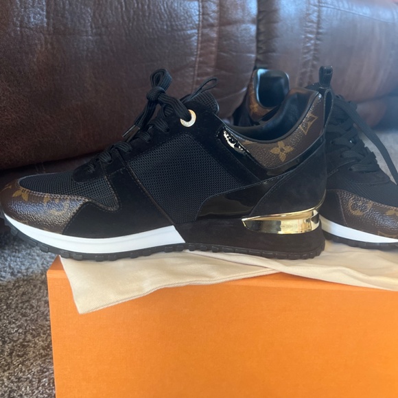Louis Vuitton Run way sneaker size 8.5 - Picture 2 of 4